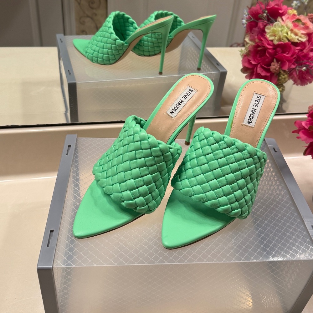 STEVE MADDEN Fateful Pointed Toe Sandal in Soft Green Size 11 (NEW)